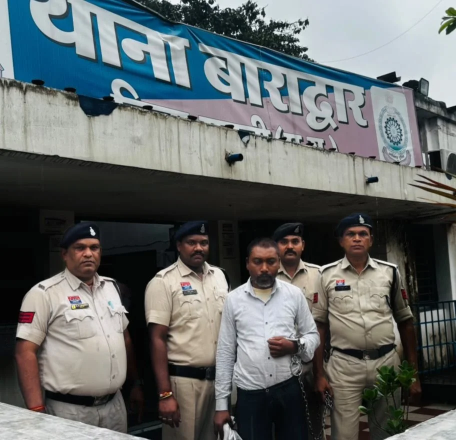 सरदर्द का इलाज करवाने क्लिनिक पहुंची महिला से छेड़छाड़ के आरोप में आरोपी को बाराद्वार पुलिस टीआइ नरेंद्र यादव की सक्रियता से किया गया गिरफ्तार. पीड़ित महिला ने थाने में दर्ज करवाई थी रिपोर्ट
